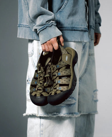 Men's Newport Retro Sandal x Études Studio  |  Etudes Olive